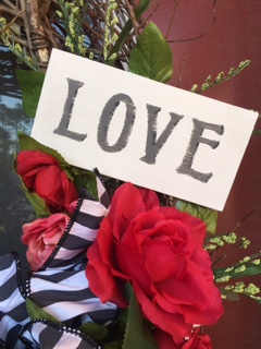Love sign Love, Valentine's wreath with, hand-painted sign, floral, beautiful ribbons, etc. Enjoy creating a masterpiece I will share some secrets from the pro's..