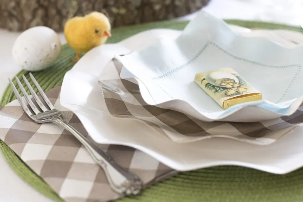 Simple Easter Table settings Simple Easter Table settings, Paper plates, wool chicks, Easy and Pretty