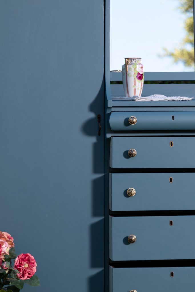 Closeup view of the wardrobe drawers 