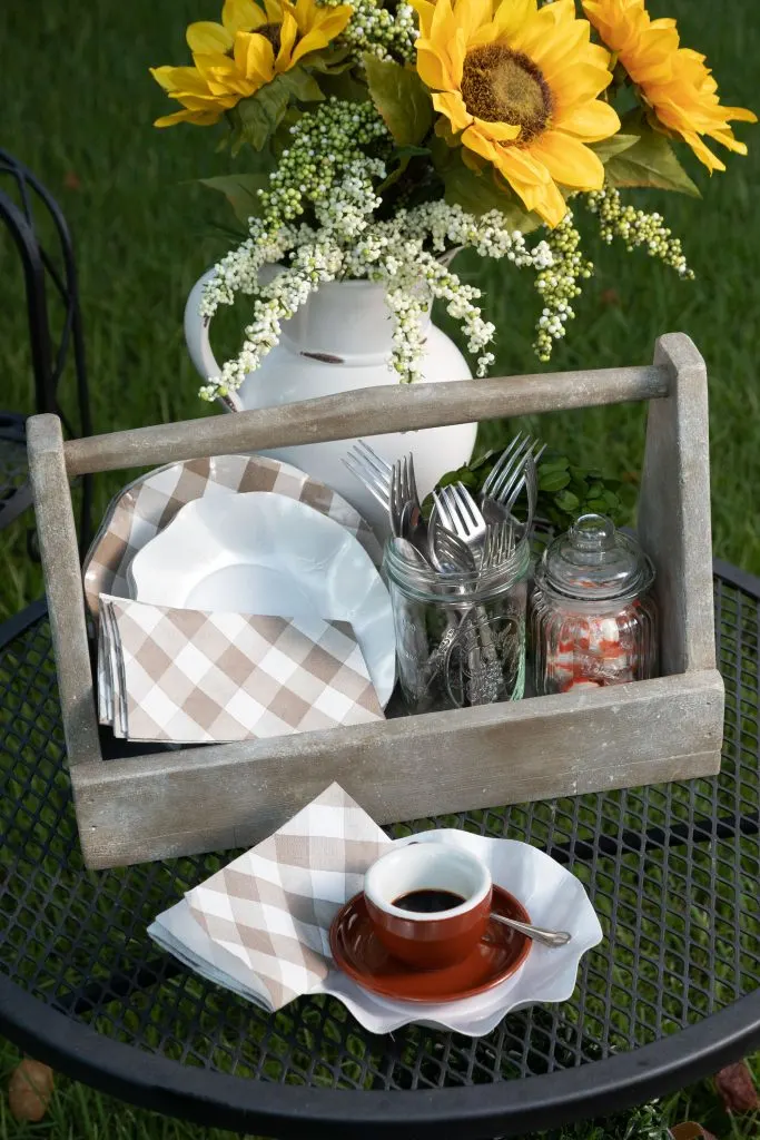 DIY a perfect wooden tote to use for decorating and storing. Beginner woodworking project. Rustic Farmhouse wooden tote or caddy. Free pattern and step by step. Make some today. #diy #kippiathome #rustichomedecor #woodworkingprojects #farmhousestyle Fall party table-settings tote