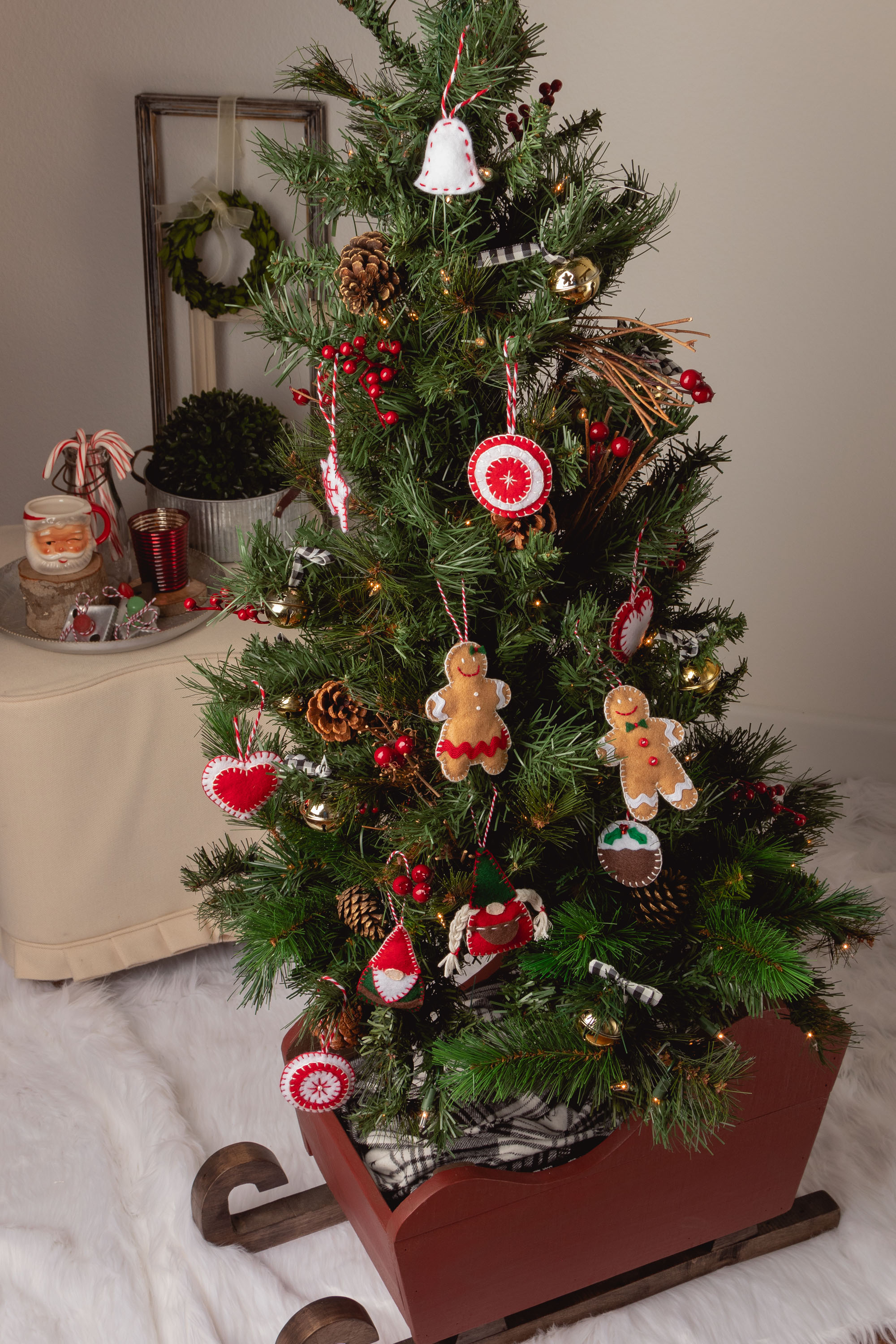 Christmas tree with Easy Felt Christmas Ornaments