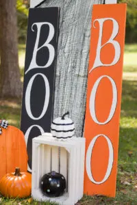 DIY Tall Porch Halloween Boo signs and pumpkins. Your guests will love to be greeted by a tall Halloween sign! Learn how easy it is to make a Halloween sign. Boo is fun for all ages. Grab your free pattern and instructions. Make some today. #boo #halloween #tallporchsigns DIY Halloween Porch signs Boo and pumpkins