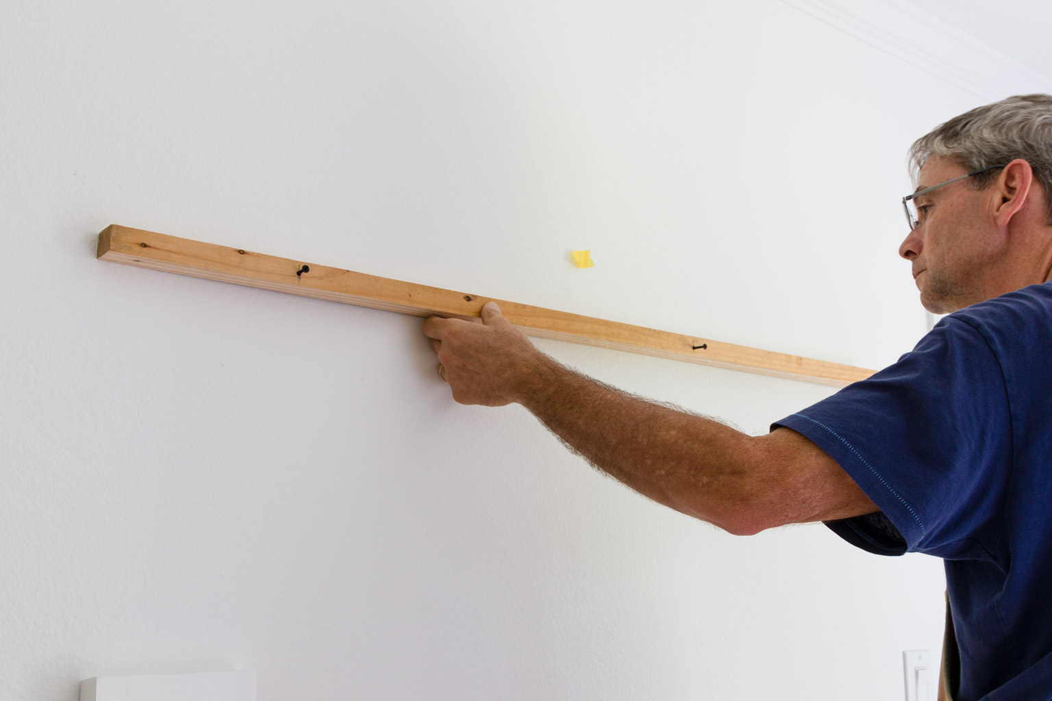 Installing the floating shelf cleat Kippi at Home