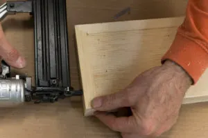 Applying glue to shelf end