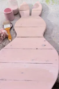 Painting the pallet bunny with Chalk paint 