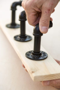 Screwing the pipe hooks into the flanges Screwing the pipe hooks into the flanges