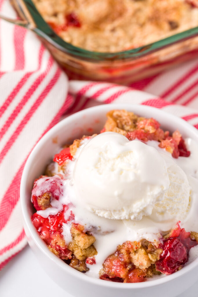 Warm dump cake with vanilla ice cream Warm dump cake with ice cream