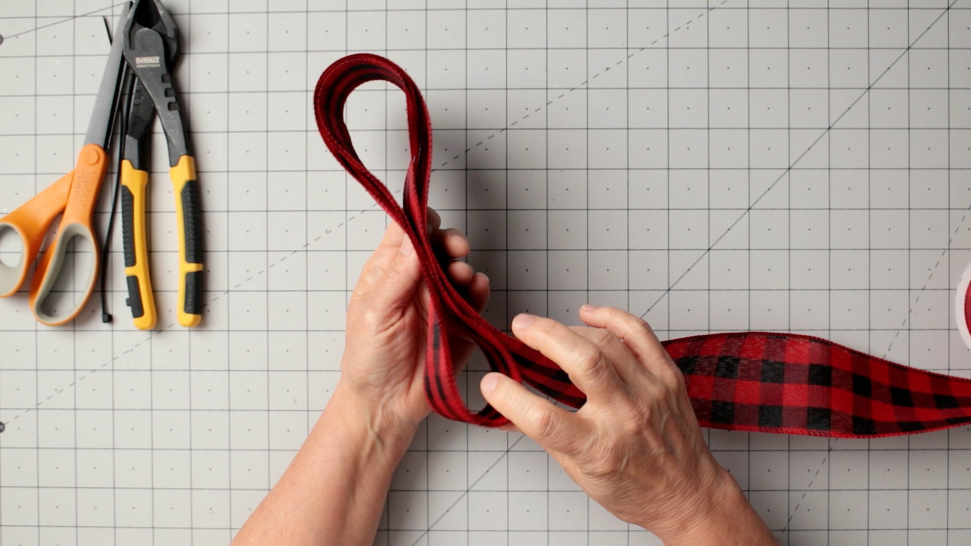 How to Make a Bow - Kippi at Home