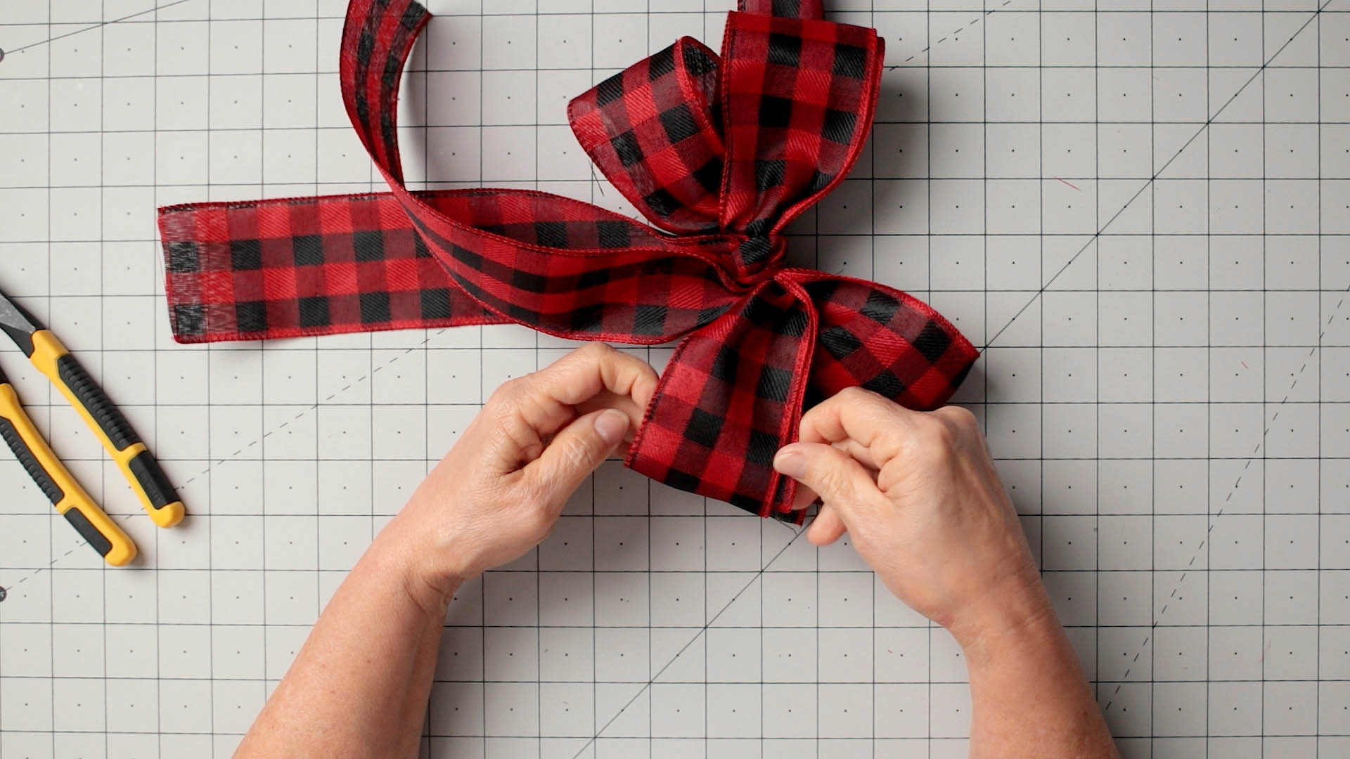 how-to-make-a-wreath-bow-how-to-video-easy-step-by-step