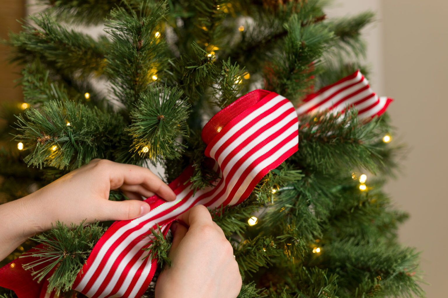 How to Decorate a Christmas Tree with Ribbon Kippi at Home