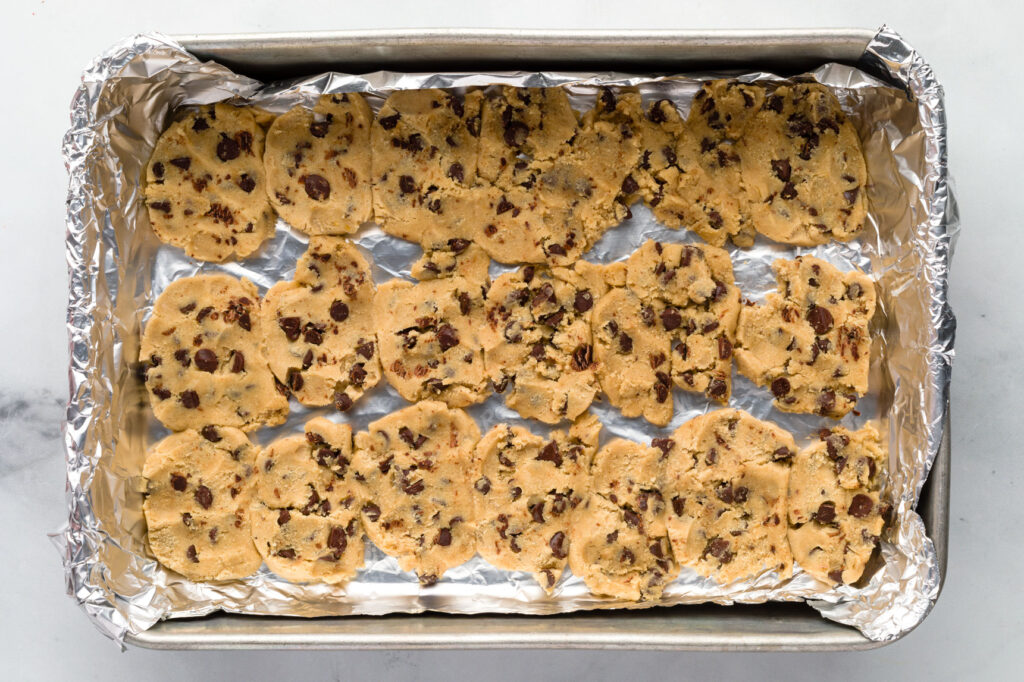 Pan lined with cookie slices 