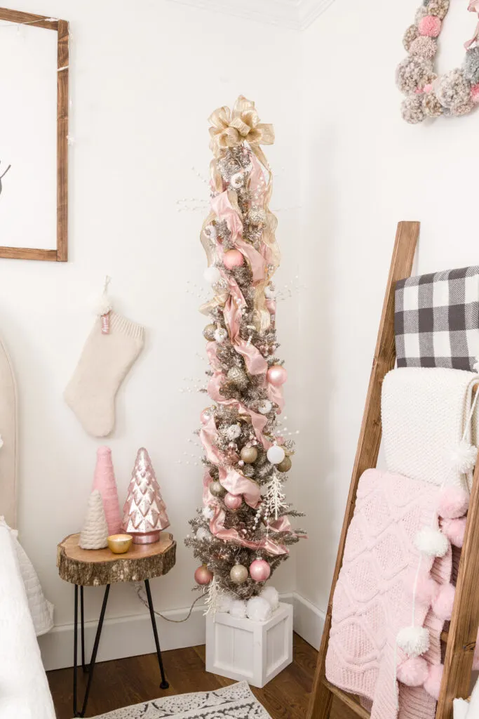 Pink and gold Christmas bedroom decoaraitons
