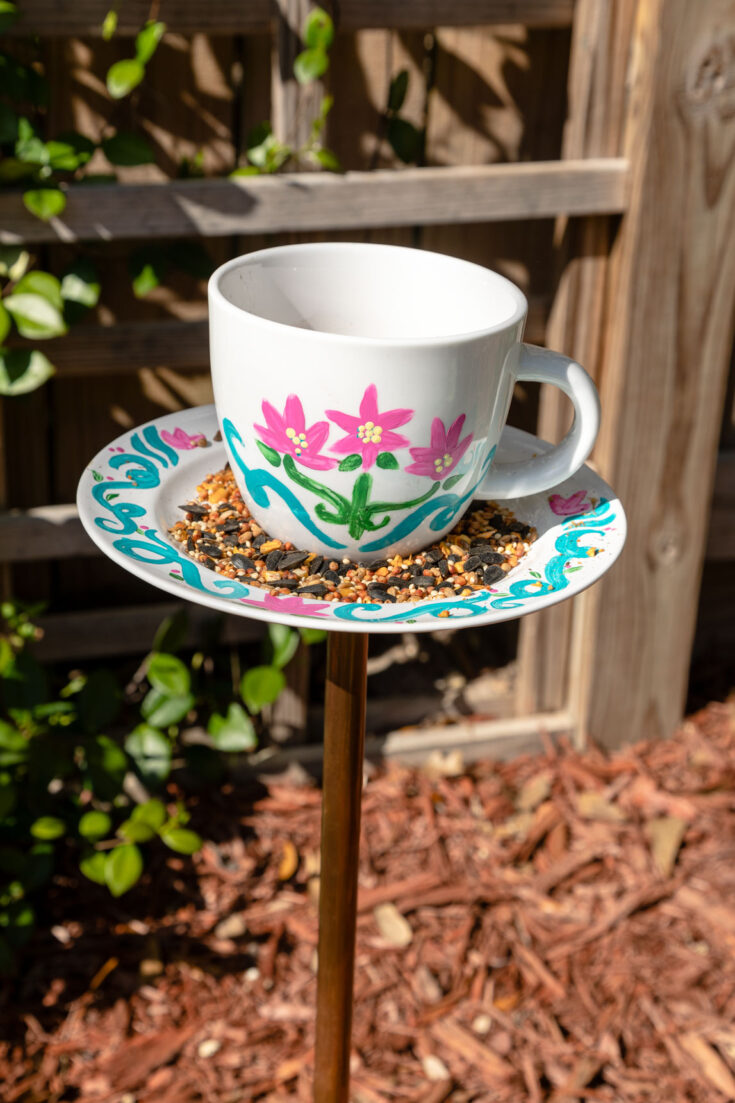 Teacup bird feeder on a Pole Kippi at Home