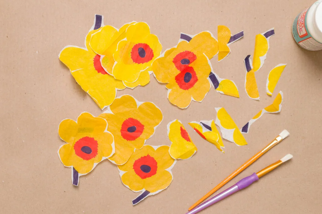 Flowers and stem pieces of nakins on a table