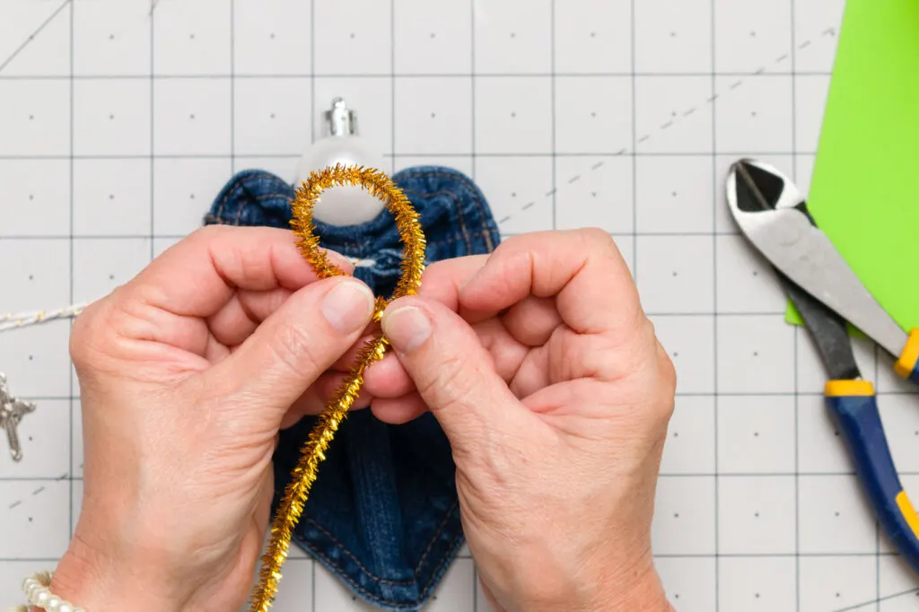 Forming a gold pipe cleaner halo