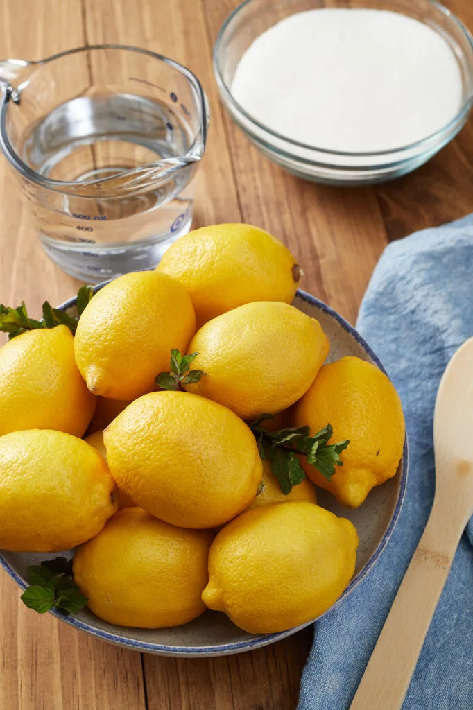 ingredients to make lemonade